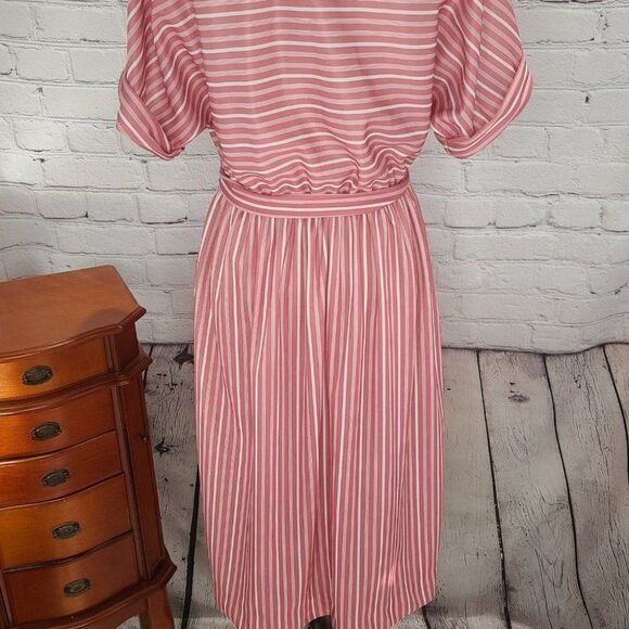 𝅺VINTAGE Unbranded Pink and White Stripe feels of a candy Striper - Picture 10 of 16